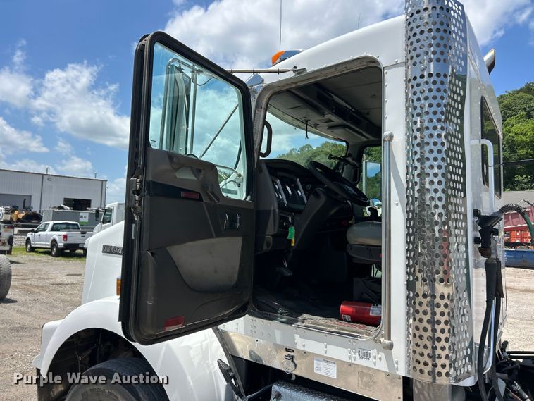 image for item FC2846 2014 Kenworth T800 semi truck