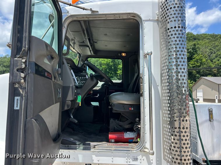 image for item FC2846 2014 Kenworth T800 semi truck