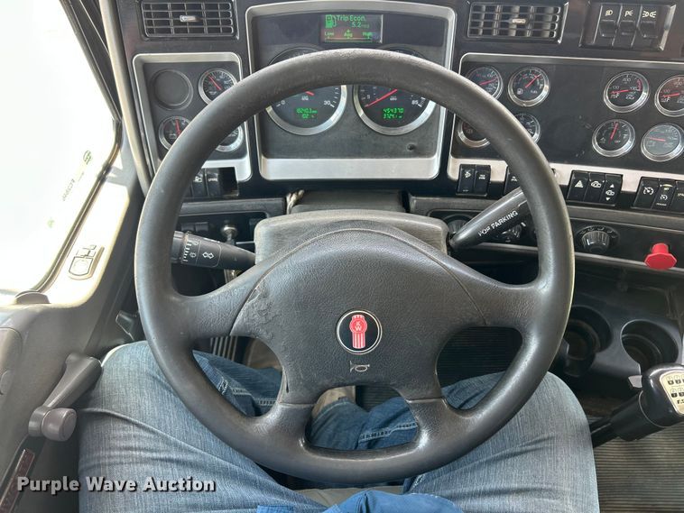 image for item FC2846 2014 Kenworth T800 semi truck