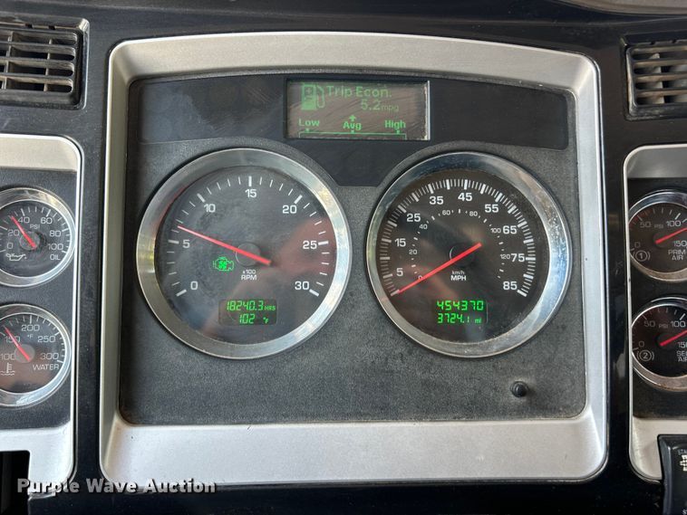 image for item FC2846 2014 Kenworth T800 semi truck