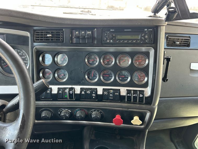 image for item FC2846 2014 Kenworth T800 semi truck