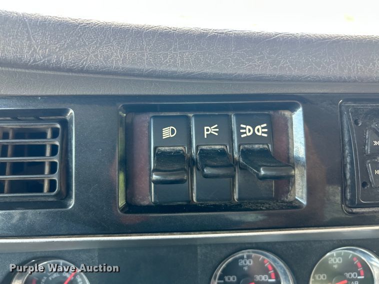 image for item FC2846 2014 Kenworth T800 semi truck