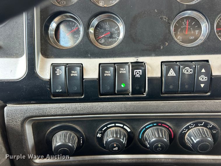 image for item FC2846 2014 Kenworth T800 semi truck