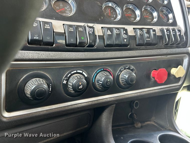 image for item FC2846 2014 Kenworth T800 semi truck