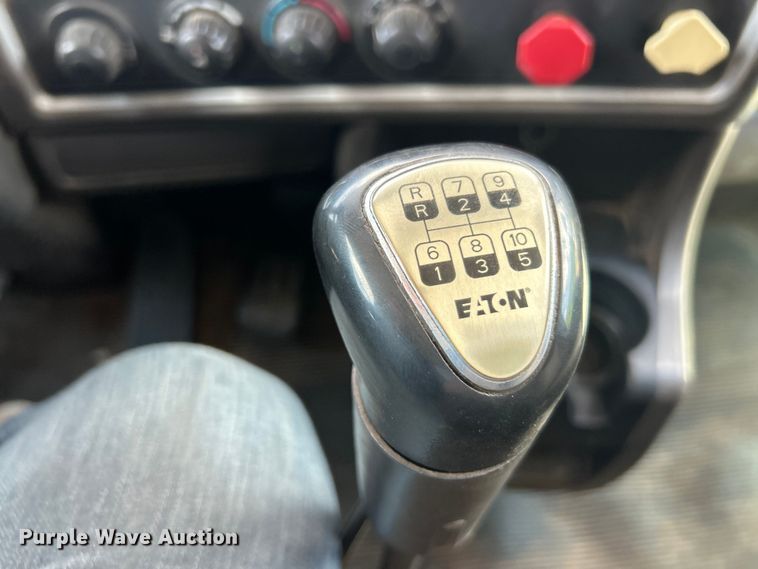 image for item FC2846 2014 Kenworth T800 semi truck
