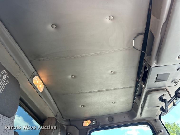 image for item FC2846 2014 Kenworth T800 semi truck