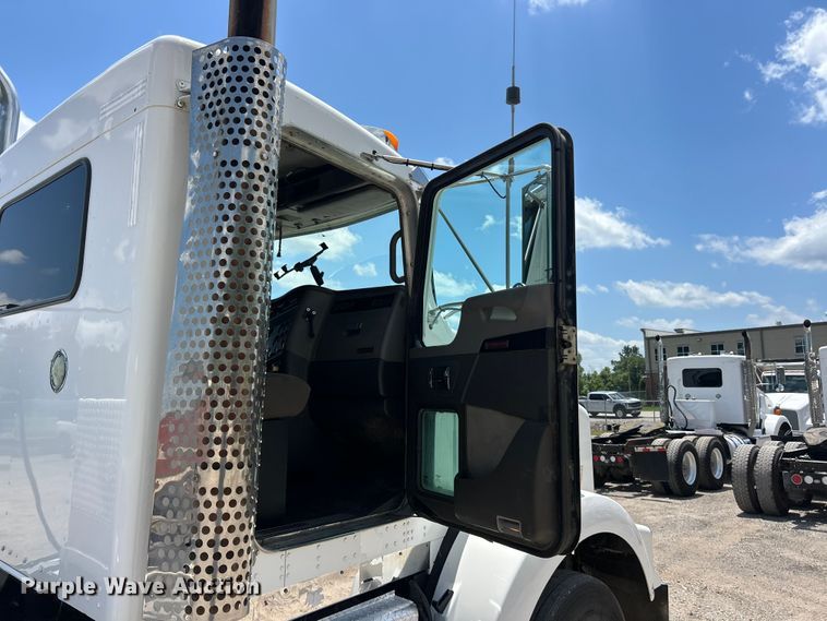 image for item FC2846 2014 Kenworth T800 semi truck