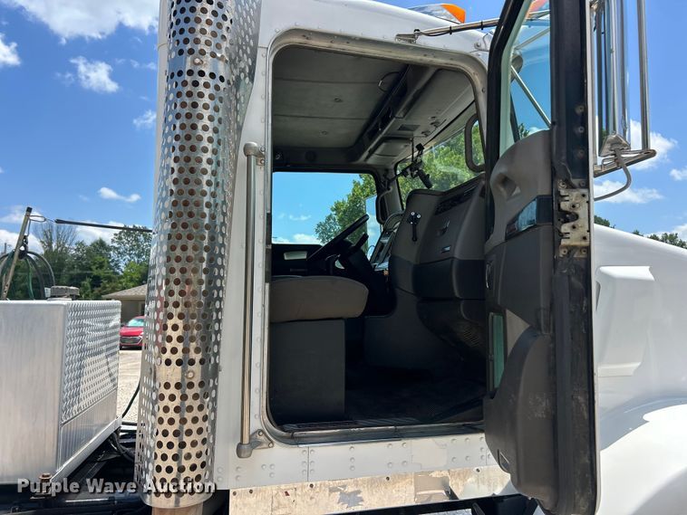 image for item FC2846 2014 Kenworth T800 semi truck