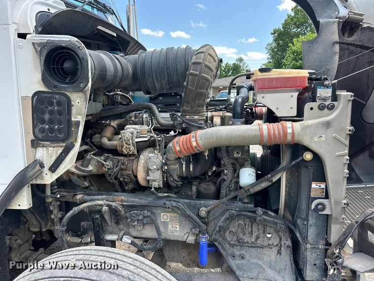 image for item FC2846 2014 Kenworth T800 semi truck