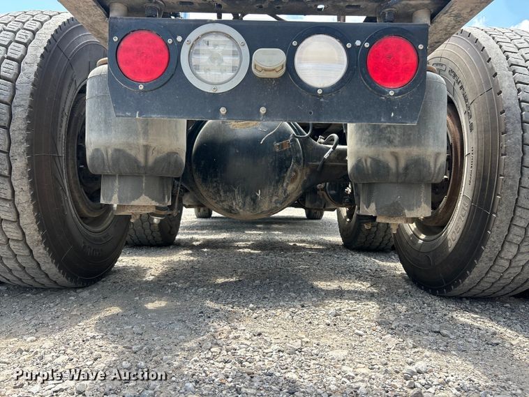 image for item FC2846 2014 Kenworth T800 semi truck