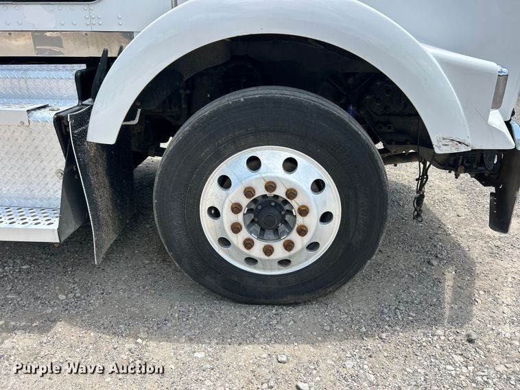 image for item FC2846 2014 Kenworth T800 semi truck