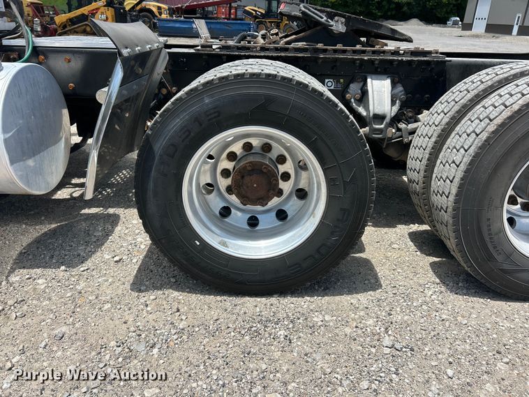 image for item FC2846 2014 Kenworth T800 semi truck