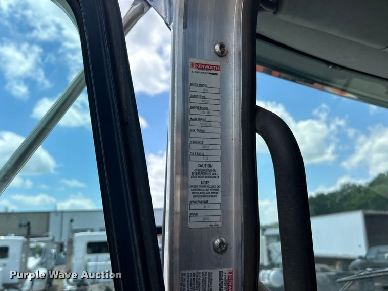 image for item FC2846 2014 Kenworth T800 semi truck