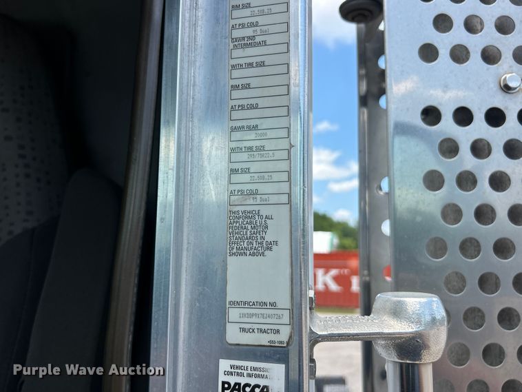 image for item FC2846 2014 Kenworth T800 semi truck