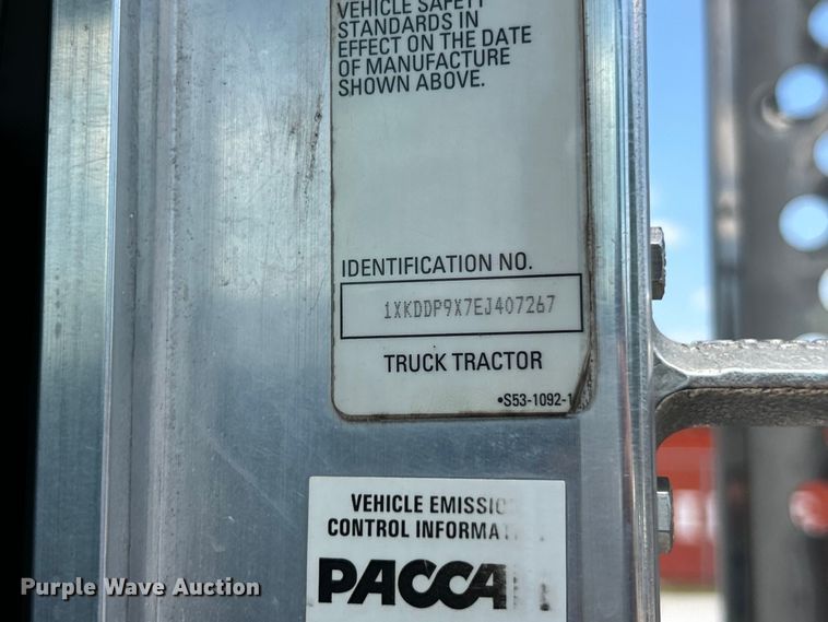 image for item FC2846 2014 Kenworth T800 semi truck