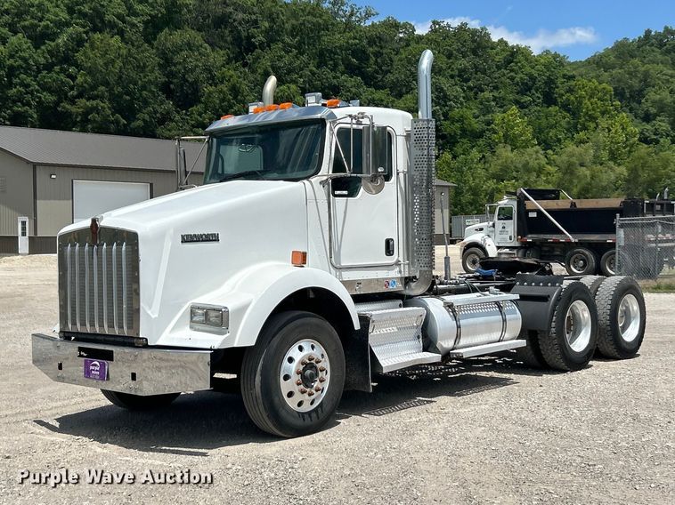 image for item FC2847 2015 Kenworth T800 semi truck