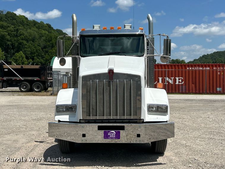 image for item FC2847 2015 Kenworth T800 semi truck