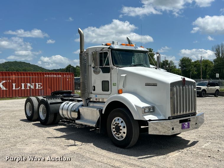 image for item FC2847 2015 Kenworth T800 semi truck