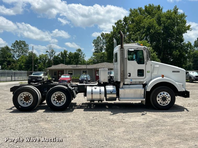 image for item FC2847 2015 Kenworth T800 semi truck