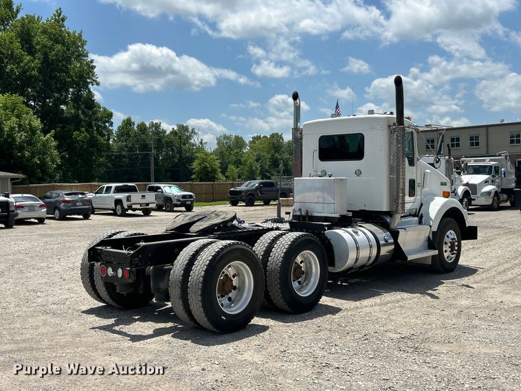 image for item FC2847 2015 Kenworth T800 semi truck