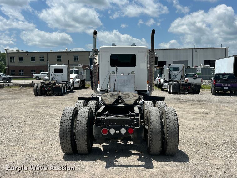 image for item FC2847 2015 Kenworth T800 semi truck