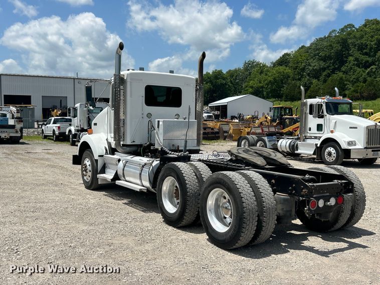 image for item FC2847 2015 Kenworth T800 semi truck