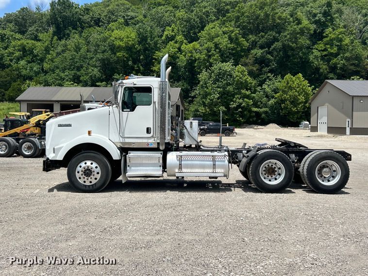image for item FC2847 2015 Kenworth T800 semi truck
