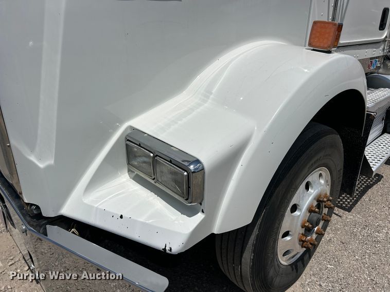 image for item FC2847 2015 Kenworth T800 semi truck
