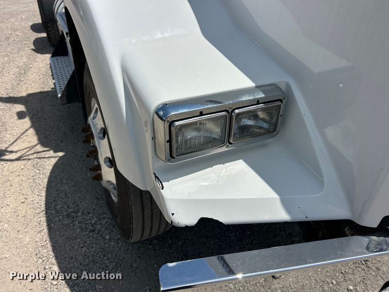 image for item FC2847 2015 Kenworth T800 semi truck