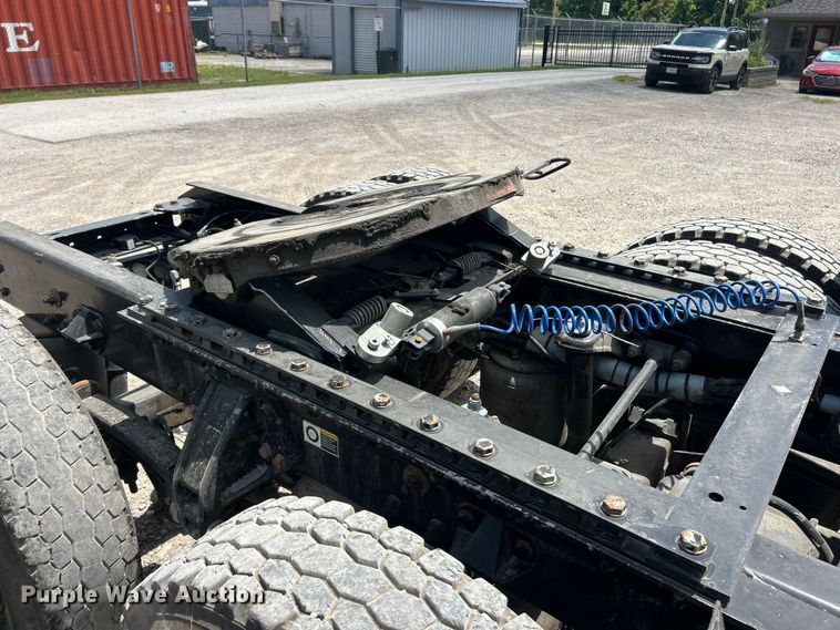image for item FC2847 2015 Kenworth T800 semi truck