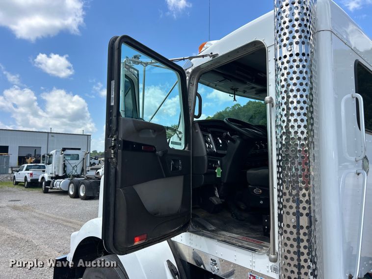 image for item FC2847 2015 Kenworth T800 semi truck