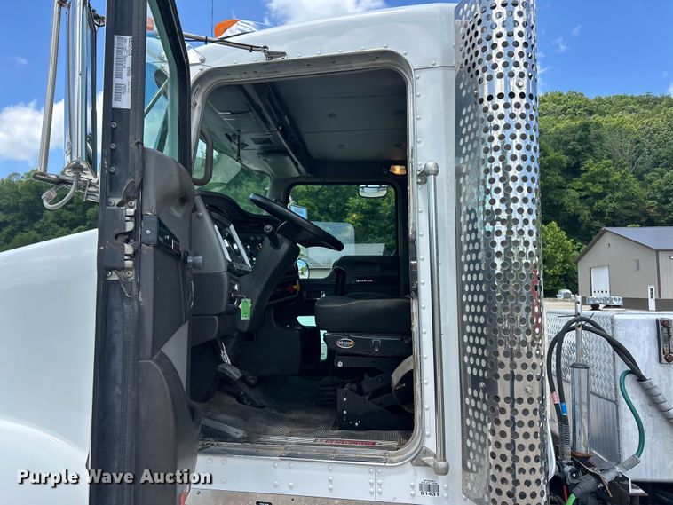 image for item FC2847 2015 Kenworth T800 semi truck