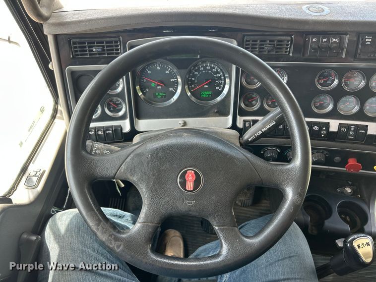 image for item FC2847 2015 Kenworth T800 semi truck