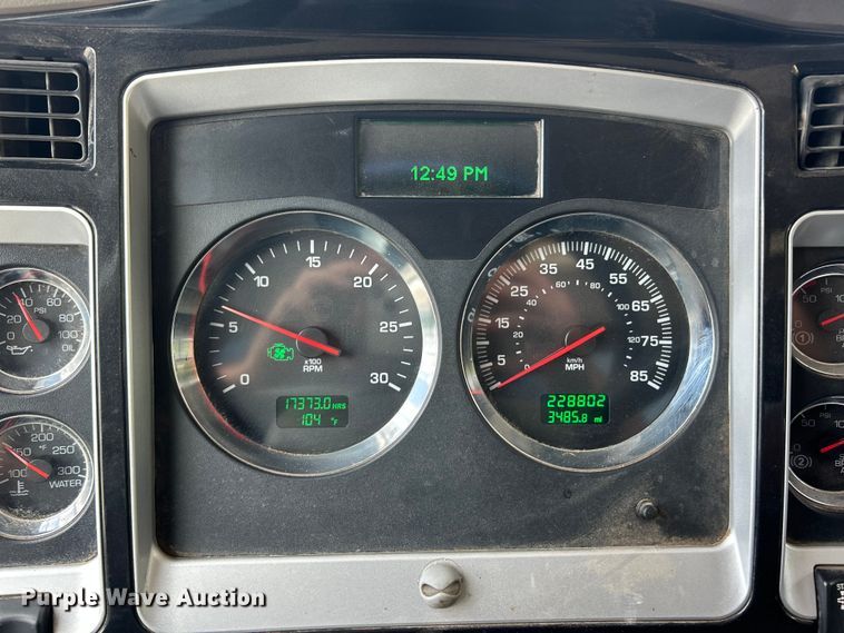 image for item FC2847 2015 Kenworth T800 semi truck