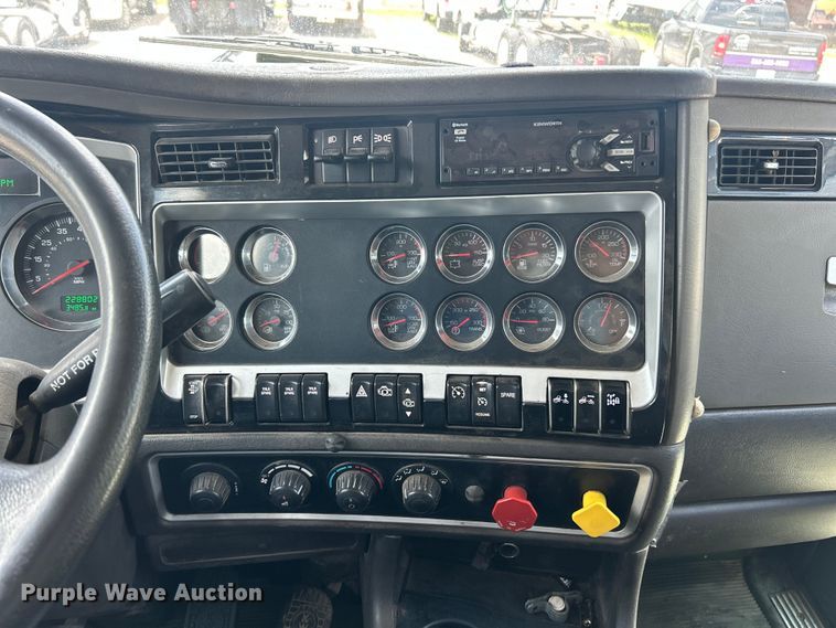 image for item FC2847 2015 Kenworth T800 semi truck