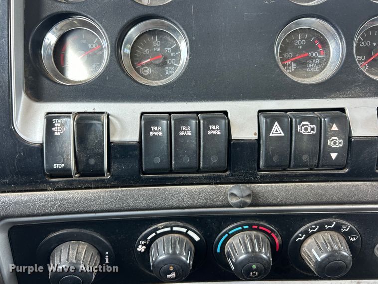 image for item FC2847 2015 Kenworth T800 semi truck