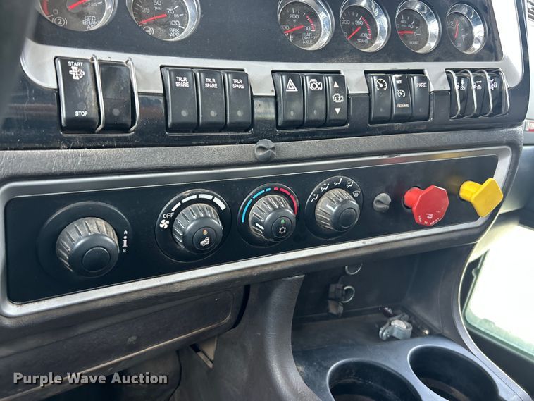image for item FC2847 2015 Kenworth T800 semi truck
