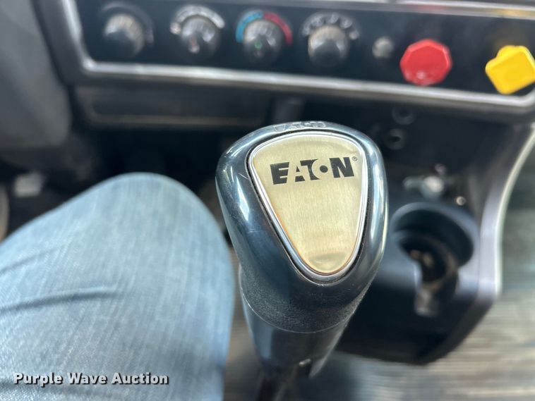 image for item FC2847 2015 Kenworth T800 semi truck