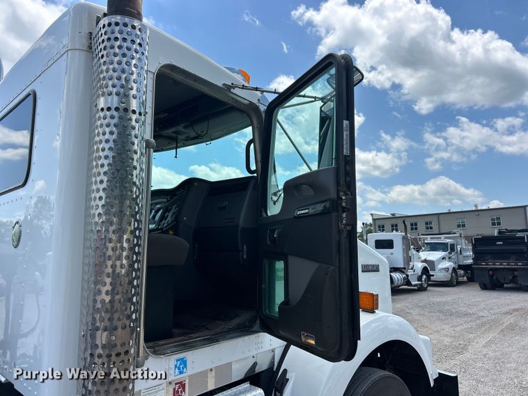 image for item FC2847 2015 Kenworth T800 semi truck