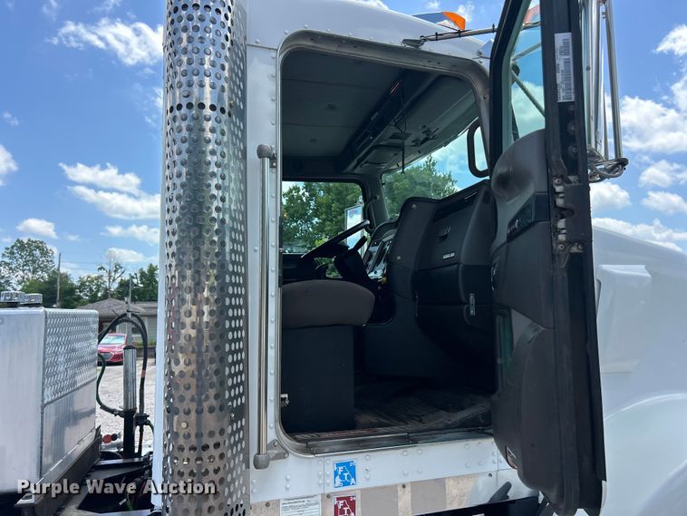 image for item FC2847 2015 Kenworth T800 semi truck