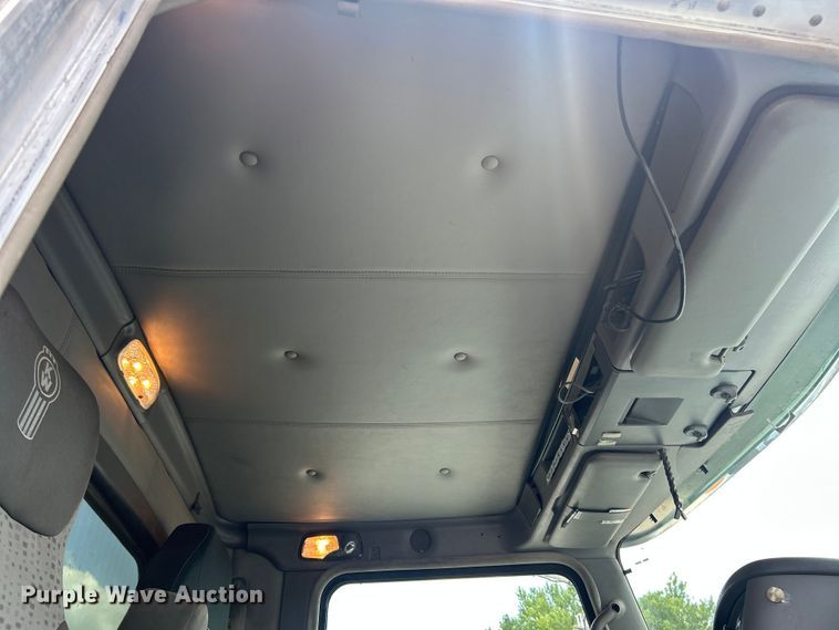 image for item FC2847 2015 Kenworth T800 semi truck
