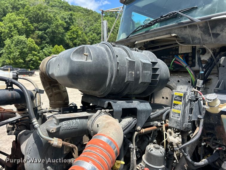 image for item FC2847 2015 Kenworth T800 semi truck