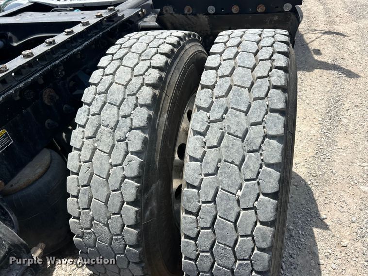 image for item FC2847 2015 Kenworth T800 semi truck