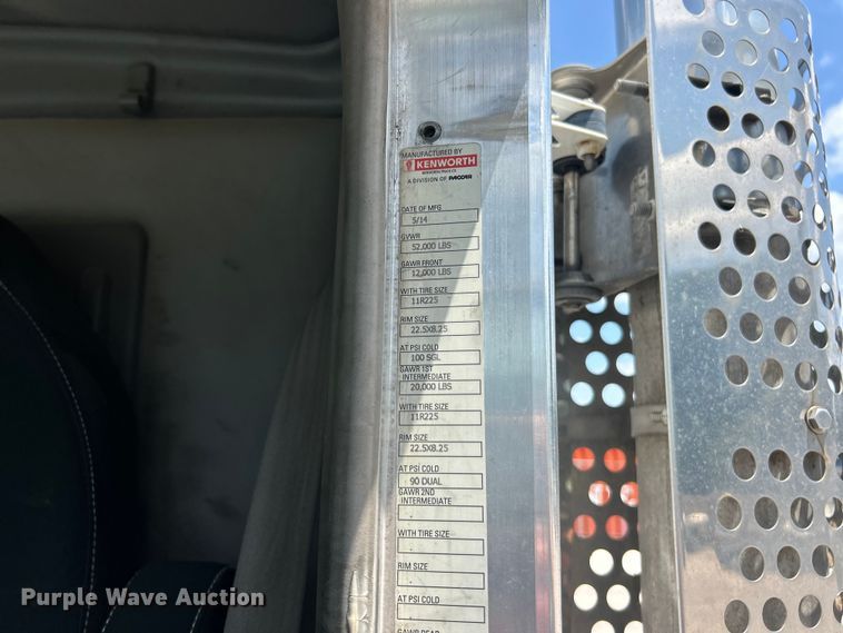 image for item FC2847 2015 Kenworth T800 semi truck
