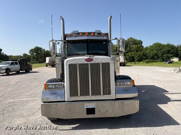 image for item FI0263 2007 Peterbilt 379 semi truck
