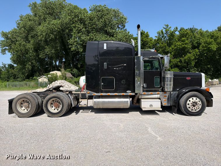 image for item FI0263 2007 Peterbilt 379 semi truck