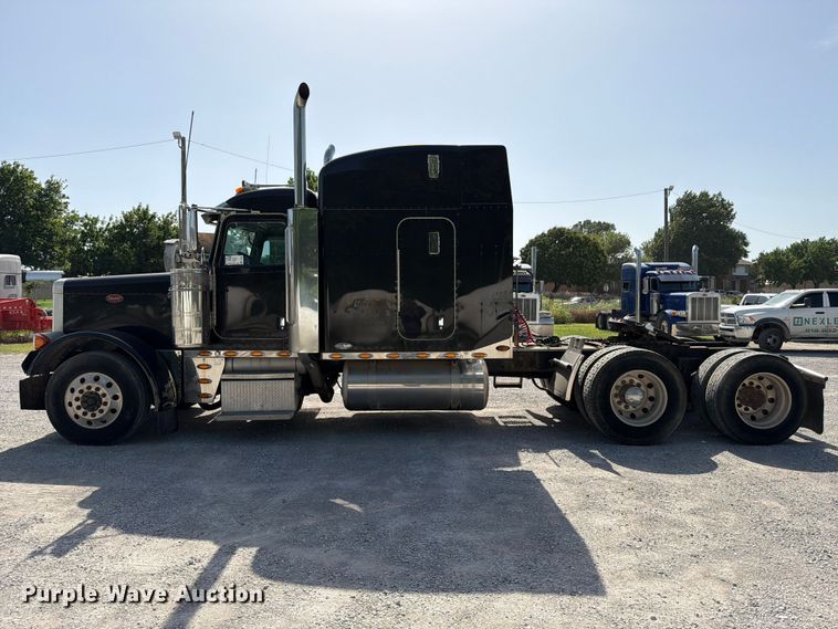 image for item FI0263 2007 Peterbilt 379 semi truck