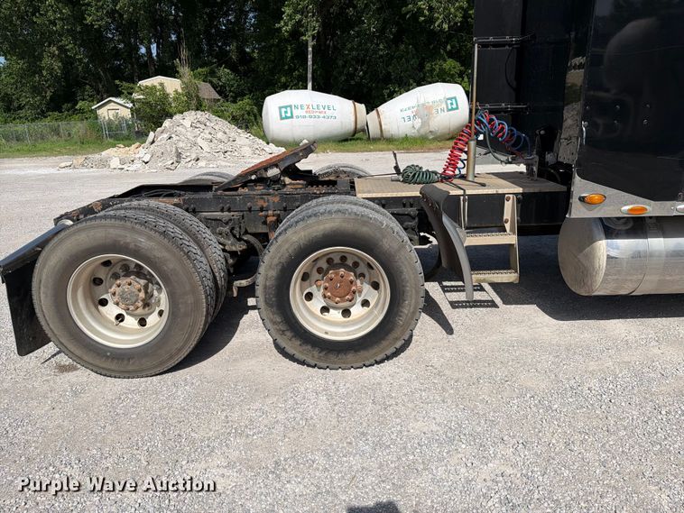 image for item FI0263 2007 Peterbilt 379 semi truck