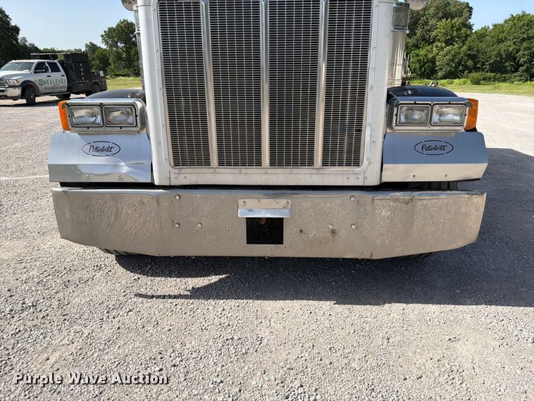 image for item FI0263 2007 Peterbilt 379 semi truck