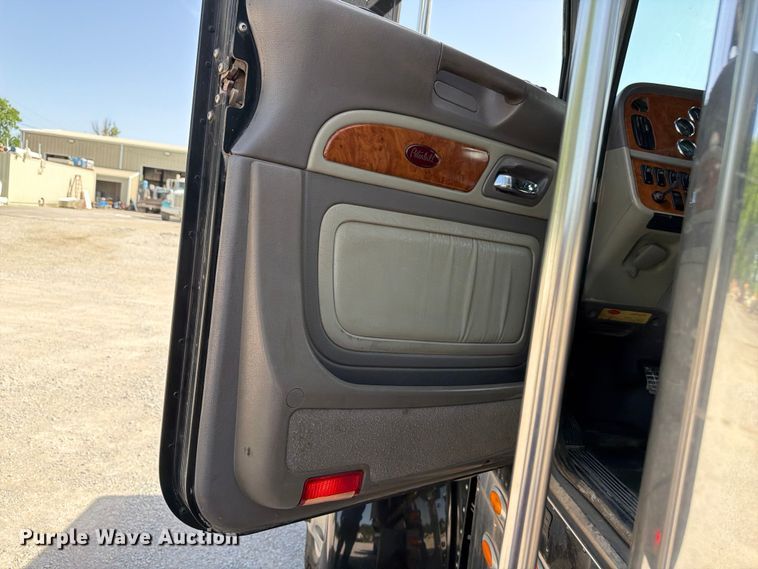 image for item FI0263 2007 Peterbilt 379 semi truck
